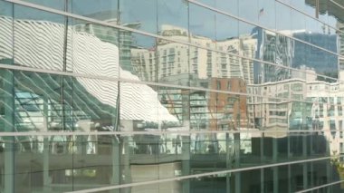 SAN DIEGO, CALIFORNIA USA - 13 Şubat 2020: Çağdaş Kongre Merkezi binası, ayna cam duvardaki kentsel ufkun yansıması. Metropolis şehir merkezindeki Gaslamp Quarter 'ın gökdelenleri.