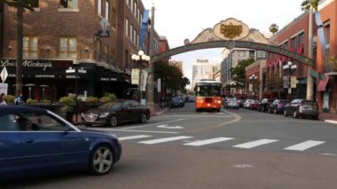 SAN DIEGO, CALIFORNIA USA - 30 HAZİRAN 2020: 5. Cadde 'deki Gaslamp Quarter tarihi giriş işareti. Turuncu ikonik retro tramvay, atlama otobüsü ve turistik yer, Eski Şehir Turu..