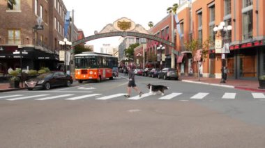 SAN DIEGO, CALIFORNIA USA - 30 HAZİRAN 2020: 5. Cadde 'deki Gaslamp Quarter tarihi giriş işareti. Turuncu ikonik retro tramvay, atlama otobüsü ve turistik yer, Eski Şehir Turu..