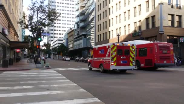 カリフォルニア州サンディエゴ 2020年1月4日 Amrアメリカの医療対応救急車 Ems緊急サービス赤い車 ダウンタウンの街の通り 救急車のトラックだ 911公安だ 黄色のタクシー — ストック動画