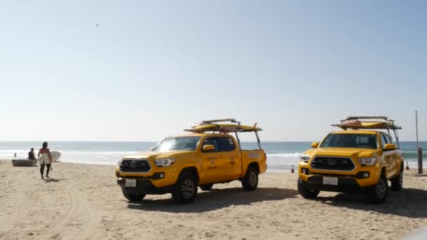 カリフォルニア州オーシャンサイド2020年2月8日 黄色のライフガード車 ロサンゼルス近郊のビーチ 海岸線の救助 ライフガードトヨタトラック ライフセーバーの車を拾う 海沿岸の象徴的な自動車 公共の安全 — ストック動画