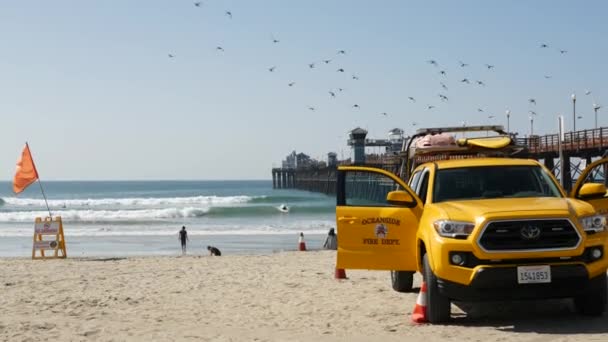 Oceanside Califórnia Eua Fevereiro 2020 Carro Salva Vidas Amarelo Praia — Vídeo de Stock