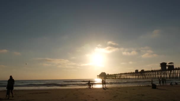 Oceanside California Feb 2020 Personas Caminando Playa Del Océano Balneario — Vídeo de stock