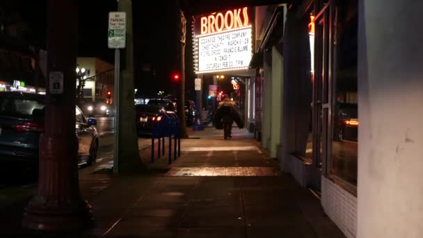 캘리포니아주 오션사이드 2020 외로워 보이는 남자가 노숙자 도시의 보도처럼 보인다 — 비디오