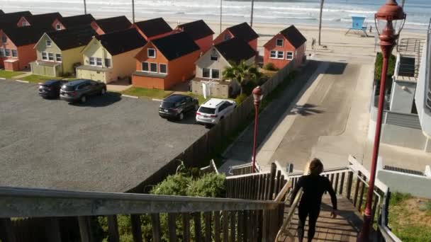 Oceanside California Usa Feb 2020 Surfer Man Surfboard Going Surfing — Stock Video