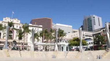 SAN DIEGO, CALIFORNIA USA - 13 Şubat 2020: Metropolis şehir merkezi. Horton Plaza Parkı 'ndaki çeşme, çeşitli yüksek binalar ve Gaslamp Quarter' daki insanlar. Finans bölgesinde yürüyen vatandaşlar.
