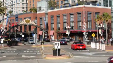 SAN DIEGO, CALIFORNIA USA - 13 Şubat 2020: Gaslamp Quarter tarihi giriş işareti. 5. caddedeki Retro tabelasında. 