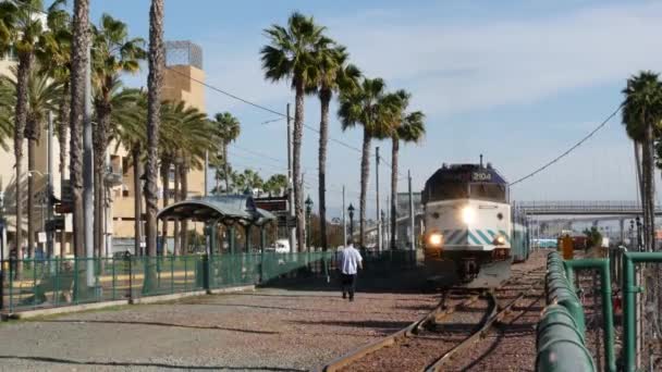 San Diego California Usa 2月2020 コースターの通勤やヤシ アメリカの公共鉄道輸送 高速旅客鉄道 サンタフェ駅とガスランプの近くの鉄道Nctd輸送 — ストック動画