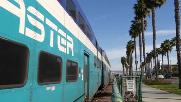 San Diego Kalifornien Usa Februar 2020 Achterbahn Pendler Und Palmen — Stockvideo