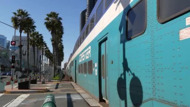 San Diego California Usa 2月2020 コースターの通勤やヤシ アメリカの公共鉄道輸送 高速旅客鉄道 サンタフェ駅とガスランプの近くの鉄道Nctd輸送 — ストック動画