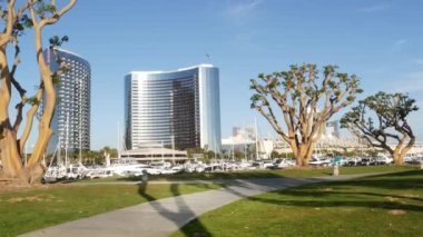 SAN DIEGO, CALIFORNIA USA - 13 Şubat 2020: USS Midway ve Kongre Merkezi yakınlarındaki Embarcadero marina Parkı. Marriott Oteli, Seaport Village yakınlarında. Lüks yatlar, şehir siluetinin gökdelenleri..