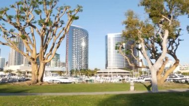 SAN DIEGO, CALIFORNIA USA - 13 Şubat 2020: USS Midway ve Kongre Merkezi yakınlarındaki Embarcadero marina Parkı. Marriott Oteli, Seaport Village yakınlarında. Lüks yatlar, şehir siluetinin gökdelenleri..