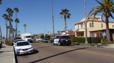 Oceanside, California USA -8 Şubat 2020: Amerikan Polis Departmanı devriye arabası, ekip, önleyici veya kruvazör, 911 otomobil, kamu güvenliği aracı. Los Angeles yakınlarındaki bir caddede. İkametgah yolu