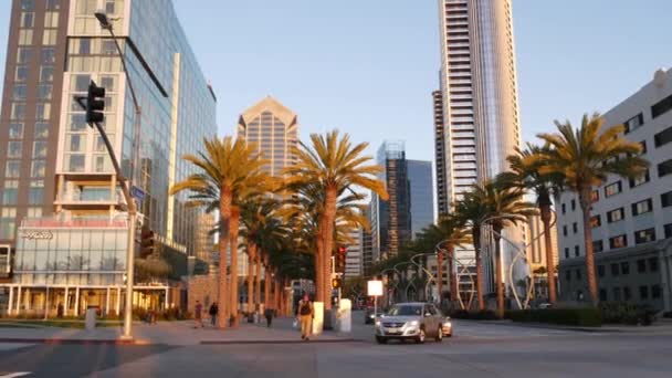 San Diego California Usa Feb 2020 市中心的行人 交通和高楼 美国大都市的街头生活 城市百老汇大街 — 图库视频影像