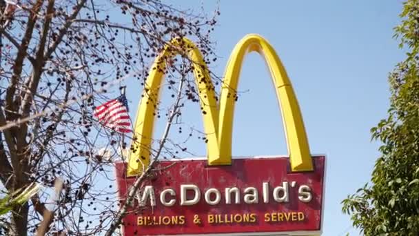 Vista Kalifornia Usa Luty 2020 Logo Mcdonaldsa Flaga Amerykańska Żółta — Wideo stockowe