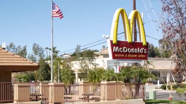 Vista Kalifornien Usa Februar 2020 Mcdonalds Logo Und Amerikanische Flagge — Stockvideo