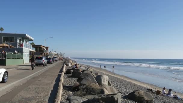 美国加利福尼亚州海洋边 2020年2月16日 人们在海滨海滨长廊 码头附近的海滨木板路上散步 洛杉矶附近的海滨度假胜地 为房屋和汽车提供住宿 — 图库视频影像
