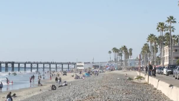 Oceanside California Usa Feb 2020 Πολλοί Άνθρωποι Περπατούν Περπατώντας Παραλιακό — Αρχείο Βίντεο