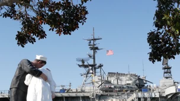 サンディエゴ カリフォルニアUsa 2020年2月23日 無条件降伏像 Ussミッドウェイ博物館 日本における海軍艦隊と勝利の象徴 第二次世界大戦記念彫刻 女性にキスする水兵 — ストック動画