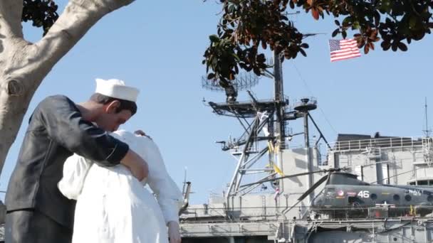 サンディエゴ カリフォルニアUsa 2020年2月23日 無条件降伏像 Ussミッドウェイ博物館 日本における海軍艦隊と勝利の象徴 第二次世界大戦記念彫刻 女性にキスする水兵 — ストック動画