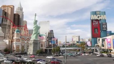 LAS VEGAS, NEVADA USA - 7 MAR 2020: Kumar günahları şehrinde lüks kumarhanesi olan Strip Bulvarı. Fremont caddesine giden yolda araba trafiği, tatil köyünde turist parası. New York Oteli ve Özgürlük Heykeli.