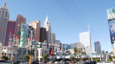 LAS VEGAS, NEVADA USA - 8 MAR 2020: Kumar günahları şehrinde lüks kumarhanesi olan Strip Bulvarı. Fremont caddesine giden yolda araba trafiği, tatil köyünde turist parası. New York Oteli ve Özgürlük Heykeli.