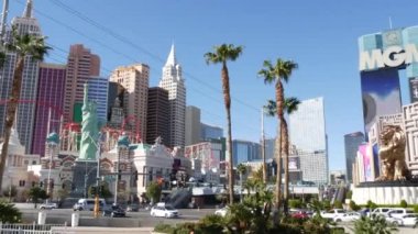 LAS VEGAS, NEVADA USA - 8 MAR 2020: Kumar günahları şehrinde lüks kumarhanesi olan Strip Bulvarı. Fremont caddesine giden yolda araba trafiği, tatil köyünde turist parası. New York Oteli ve Özgürlük Heykeli.