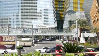 LAS VEGAS, NEVADA USA - 7 MAR 2020: Günah Şehri 'ndeki Geleceğin Şehir Merkezi Kumarhanesi. Modern lüks anonim şehir silueti. Çağdaş metropol gökdelenleri ve yayaları yükseltiyor.