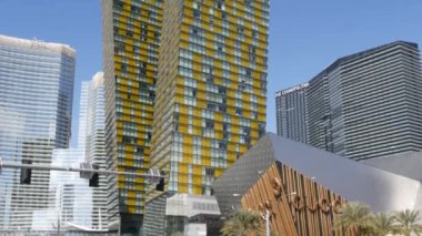 LAS VEGAS, NEVADA USA - 7 MAR 2020: Günah Şehri 'ndeki Geleceğin Şehir Merkezi kumarhaneleri. Modern lüks anonim şehir silueti. Çağdaş metropol gökdelenleri ve kristalleri zengin alışveriş merkezleri.