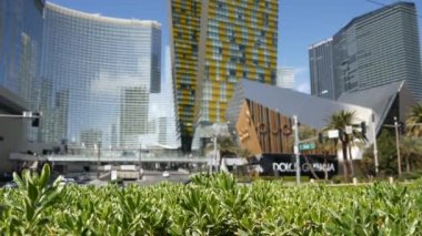 LAS VEGAS, NEVADA USA - 7 MAR 2020: Günah Şehri 'ndeki Geleceğin Şehir Merkezi kumarhaneleri. Modern lüks anonim şehir silueti. Çağdaş metropol gökdelenleri ve kristalleri zengin alışveriş merkezleri.