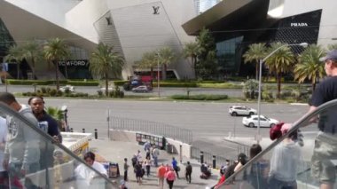 LAS VEGAS, NEVADA USA - 7 MAR 2020: Gelecekçi Şehir Merkezi lüks şehir silueti. Çağdaş metropol gökdelenleri ve Kristaller alışveriş merkezi. Çok ırklı yayalar, yürüyen merdivendeki ırklar arası insanlar.