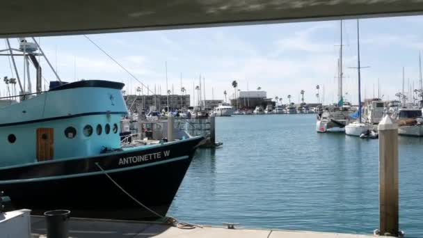 美国加利福尼亚海洋岸 2020年2月26日 拥有渔船和游艇的海港村 太平洋海岸码头 用于港口 捕鱼业的蓝色航海船 港湾码头 — 图库视频影像