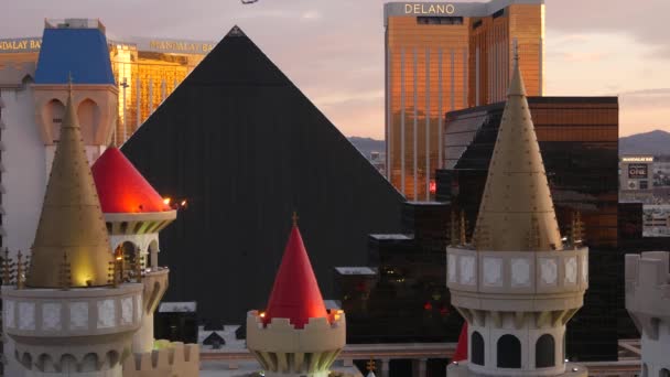 Las Vegas Nevada Ηπα Mar 2020 Εξκάλιμπερ Κάστρο Και Luxor — Αρχείο Βίντεο