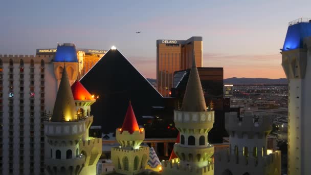 Las Vegas Nevada Usa Mar 2020 Excalibur Castillo Luxor Pirámide — Vídeo de stock