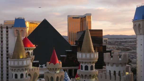 Лас Вегас Невада Сша Мар 2020 Замок Экскалибур Пирамида Луксора — стоковое видео