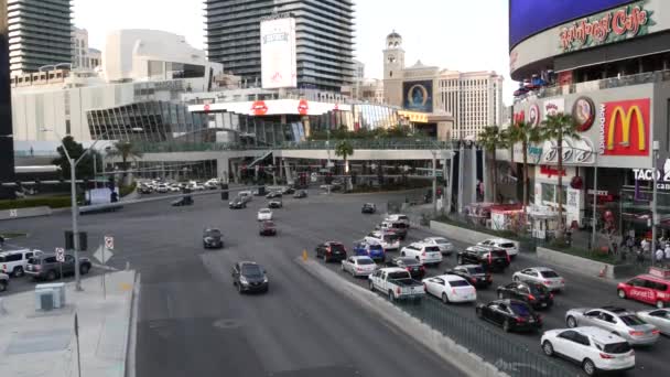 ラスベガス ネバダUsa Mar 2020 ギャンブル シン市内に高級カジノとホテルがあるストリップ通り 観光金でフリーモント通りへの道路上の車の交通はリゾートを果たしている 歩く人 — ストック動画