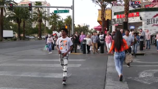 Las Vegas Nevada Usa Mar 2020 歩行者専用歩道の人々 都市遊歩道を歩く多文化の男性と女性 歩道の市民の群衆 大都市における多人種の顔の多様性 — ストック動画