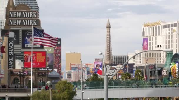 Las Vegas Nevada Usa Mar 2020 ギャンブル シン市内に高級カジノがあるストリップ通り フリーモント通りへの道路上の車のトラフィックは 観光客のお金のリゾートを再生 — ストック動画