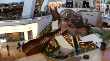 LAS VEGAS, NEVADA USA - 7 MAR 2020: Kristaller zengini alışveriş merkezindeki kadın ve erkekler. Lüks prim mağazası içinde çok ırklı vatandaşlar. İnsanlar şık metropol perakende merkezinden alışveriş yapıyorlar..