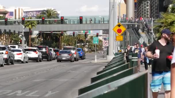 Las Vegas Nevada Usa Mar 2020 歩行者専用歩道の人々 都市遊歩道を歩く多文化の男性と女性 歩道の市民の群衆 大都市における多人種の顔の多様性 — ストック動画