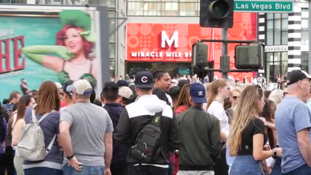 Las Vegas Nevada Usa Mar 2020 Personas Pasarela Peatonal Hombres — Vídeos de Stock