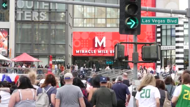 Las Vegas Nevada Usa Mar 2020 Personas Pasarela Peatonal Hombres — Vídeo de stock