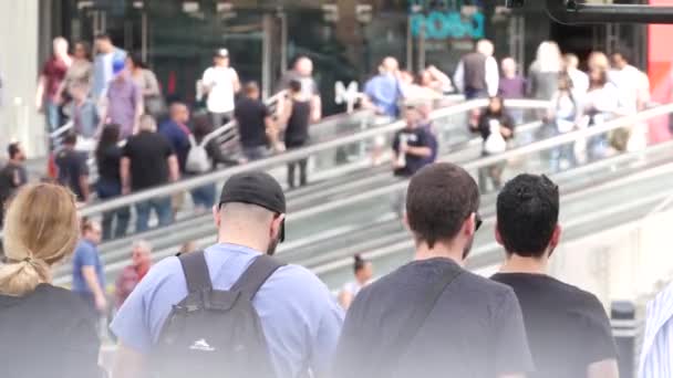 Las Vegas Nevada Usa Mar 2020 People Pedestrian Walkway 多元文化的男人和女人走在城市的人行道上 — 图库视频影像