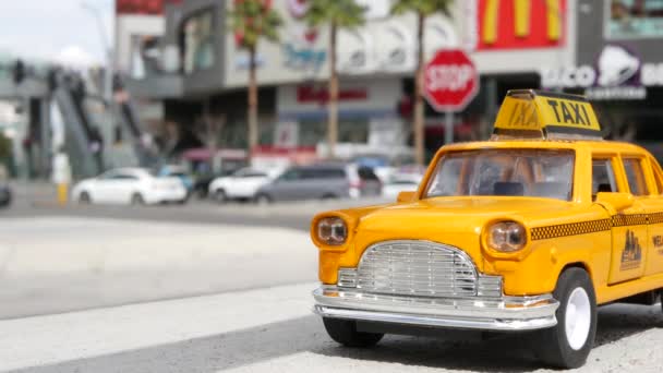 Las Vegas ネバダUsa 2020年3月7日 ハーモン通りの角にある黄色の空いているミニタクシー 小型レトロカーモデル アメリカのショッピングモールへの輸送の象徴としての小さな象徴的な自動車玩具 — ストック動画