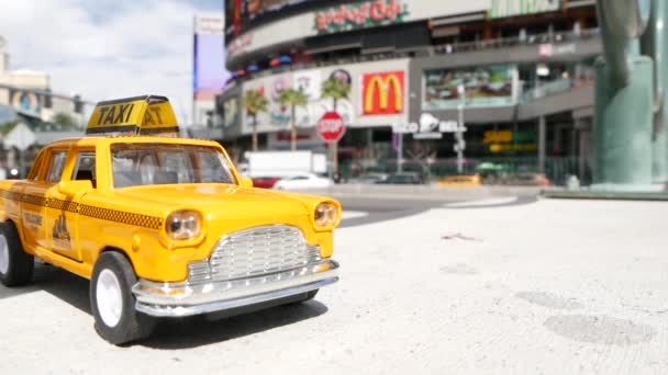 Las Vegas ネバダUsa 2020年3月7日 ハーモン通りの角にある黄色の空いているミニタクシー 小型レトロカーモデル アメリカのショッピングモールへの輸送の象徴としての小さな象徴的な自動車玩具 — ストック動画