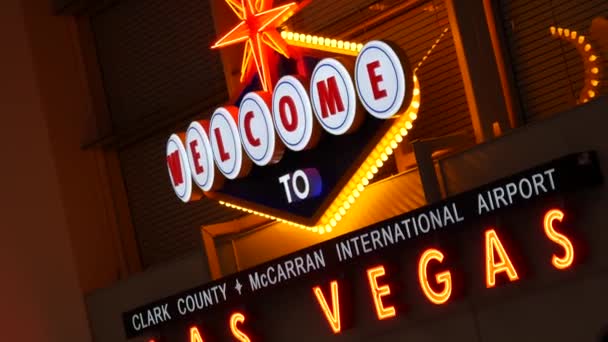 Las Vegas Nevada Usa Mar 2020 欢迎来到美丽动人的罪恶之城 在麦卡伦机场内点亮复古霓虹灯 经典的问候老式风格的招牌发光 博彩娱乐场所标志 — 图库视频影像