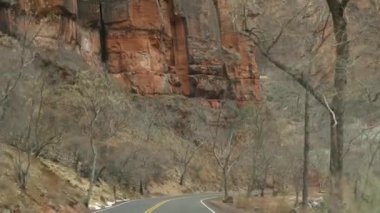 Yolculuk, Zion Canyon, Utah, ABD 'de araba kullanmak. Amerika 'da otostop çekmek, sonbahar seyahati. Kızıl uzaylı sarp kayalıkları, yağmur ve çıplak ağaçlar. Sisli hava ve sakin düşüş atmosferi. Arabadan görüntüle