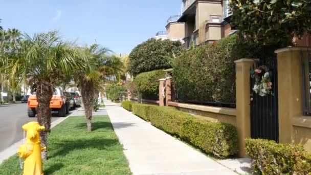 Hus på förortsgatan, Kalifornien USA. Generiska byggnader, bostadsområde nära Los Angeles. — Stockvideo