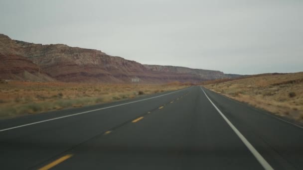 Viaje por carretera al Gran Cañón, Arizona, EE.UU., conduciendo desde Utah. Ruta 89. Autoestop que viaja en América, viaje local, ambiente tranquilo del oeste salvaje de tierras indias. Vista de la autopista a través del parabrisas del coche — Vídeos de Stock