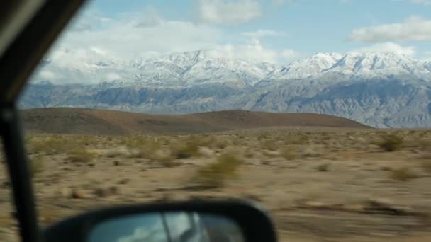 Viagem de carro para Death Valley, dirigindo automóvel na Califórnia, EUA. Carona a viajar pela América. Estrada, montanhas e deserto seco, clima árido deserto. Passageiro POV do carro. Viagem para Nevada — Vídeo de Stock